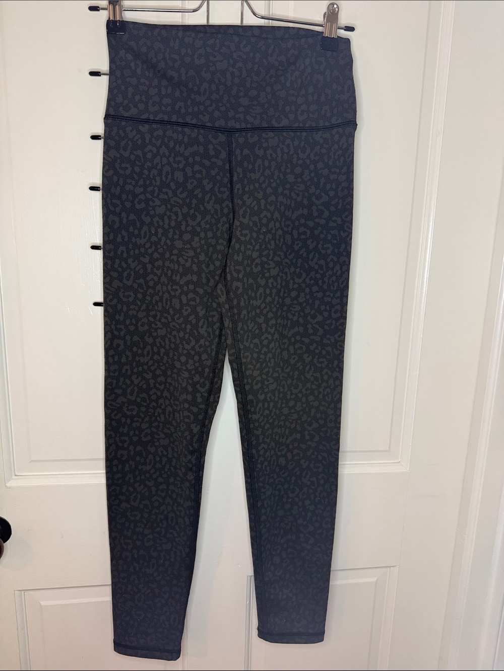High-Waist Printed Active Leggings in Charcoal Leopard